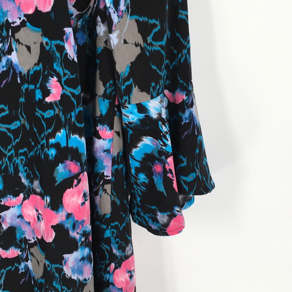 Just Fab Floral Bell Sleeve Keyhole … - Picture 4 of 8